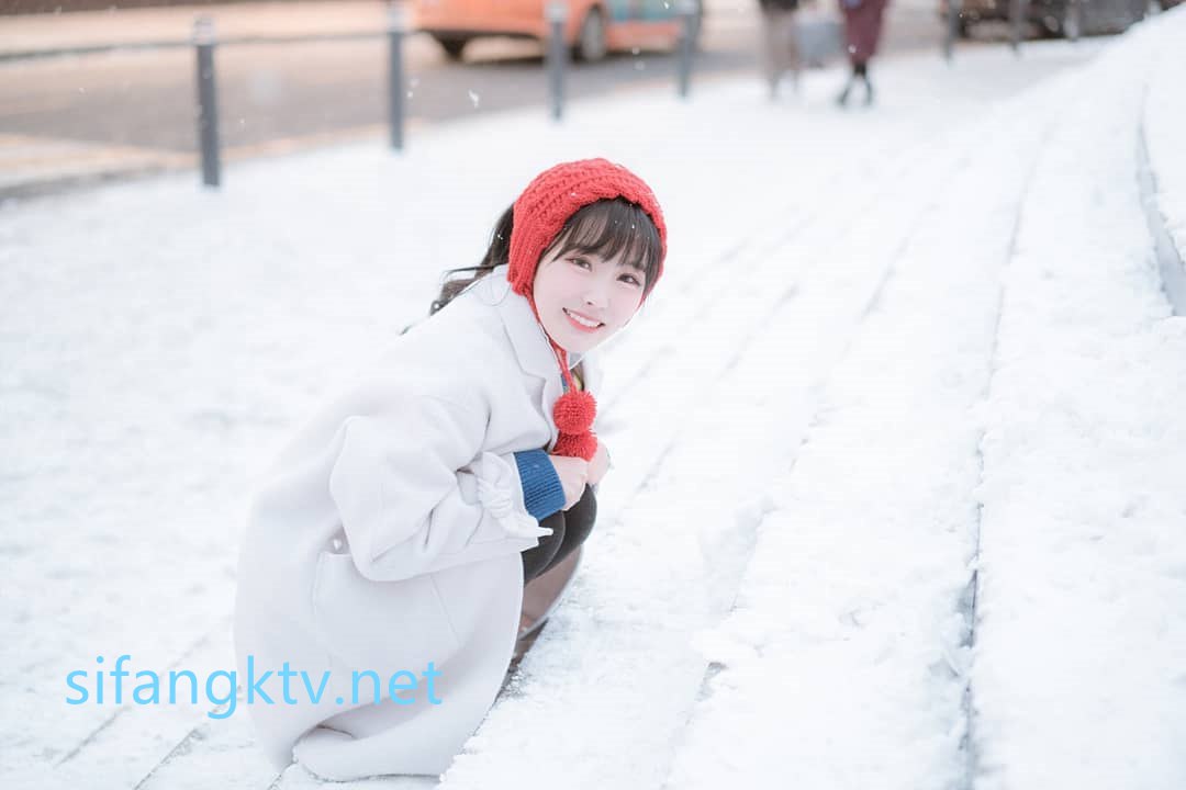 【2023-09-22】TikTok addicted woman